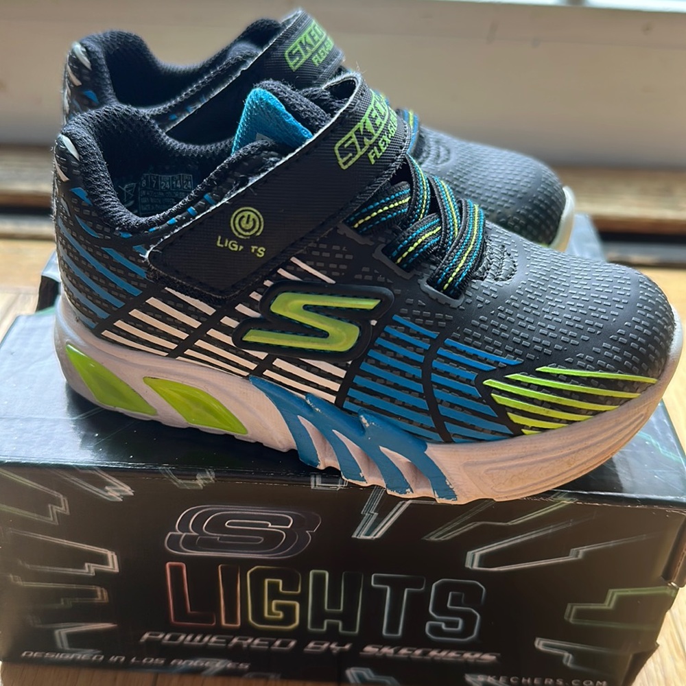 Used sketchers one shoe lights up the other one dosent used condition